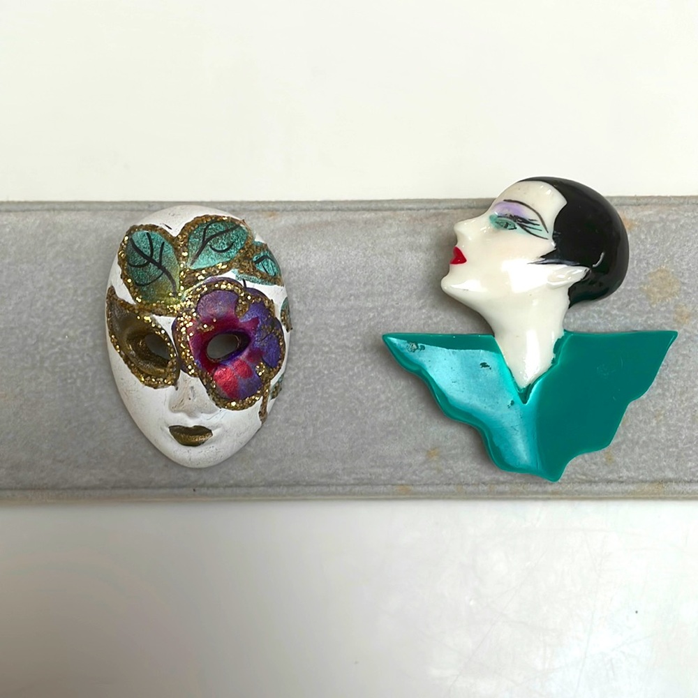 2 Fun Retro Pins C. 80-90’s